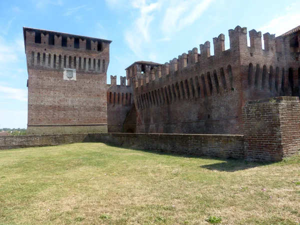 타워와 Soncino-크레모나의 중세 성곽의 벽 — 스톡 사진