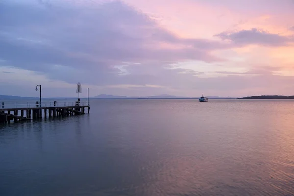 意大利湖泊 日落时分在美丽的特拉西梅诺湖上航行 翁布里亚 意大利 — 图库照片