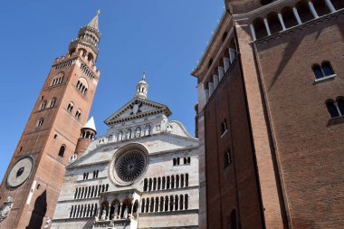 Görkemli Cremona Katedrali - Cremona - Lombardy - İtalya ve cephe görünümü