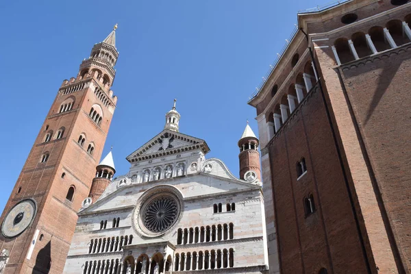 La fachada de la imponente Catedral de Cremona - Cremona - Ital — Foto de Stock