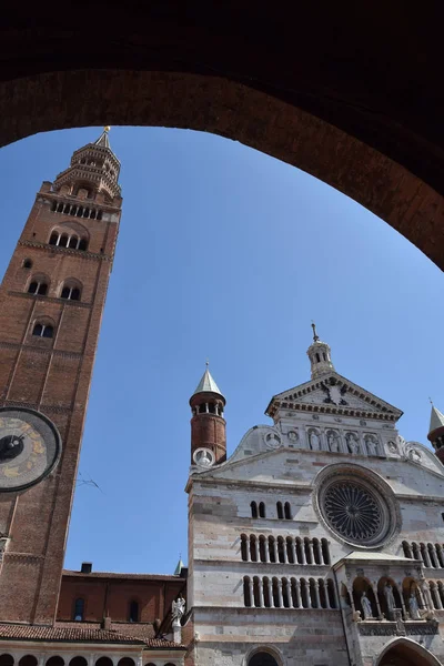 La fachada de la imponente Catedral de Cremona - Cremona - Ital — Foto de Stock