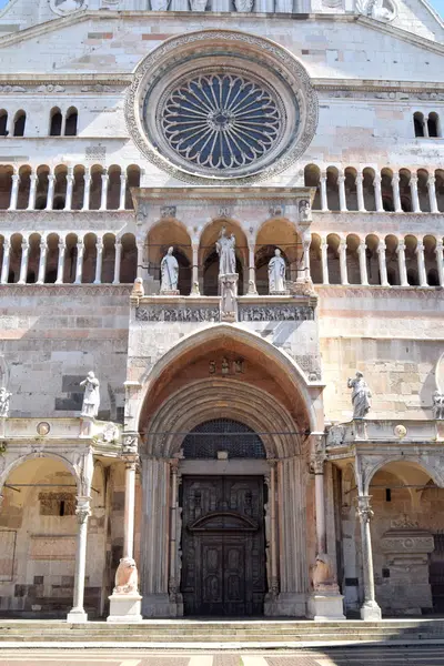 La fachada de la imponente Catedral de Cremona - Cremona - Ital — Foto de Stock