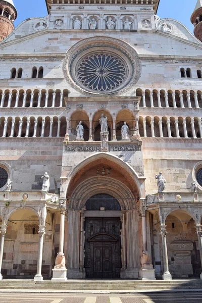 La facciata dell'imponente Duomo di Cremona - Cremona - Ital — Foto Stock
