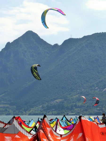 Survoler les vagues du lac Idro — Photo