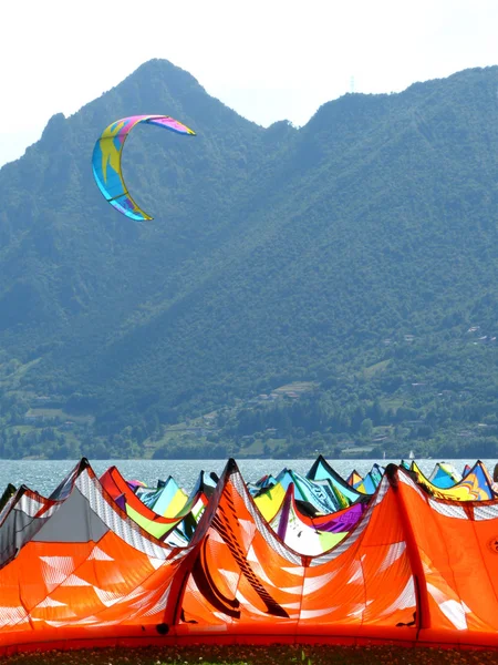 Survoler les vagues du lac Idro — Photo