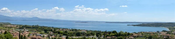 Vista panorámica del lago Garda inferior con el fondo de la pe — Foto de Stock