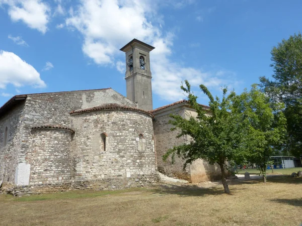 Стародавні церкви Романський Pieve Pontenove охоплює го — стокове фото