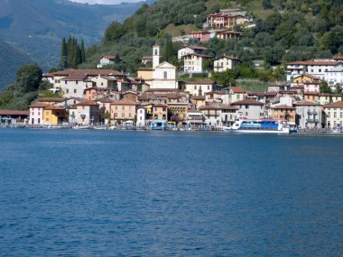 Lake Iseo - Brescia - Ital Monteisola doğru yelken bir feribot