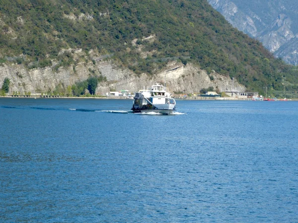 Un ferry navegando hacia Monteisola en el lago Iseo 03 —  Fotos de Stock