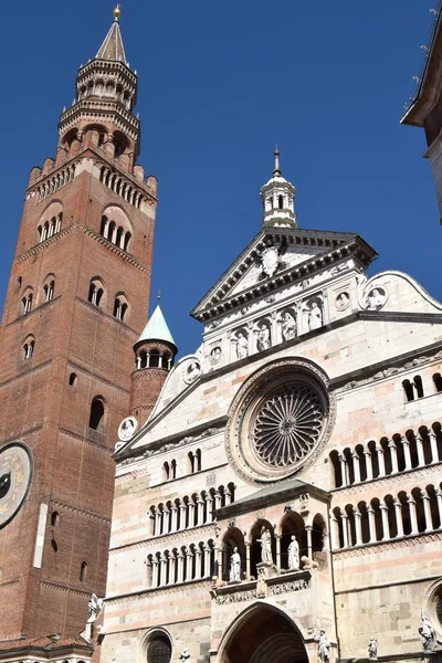 La fachada de la imponente Catedral de Cremona - Cremona - Ital — Foto de Stock