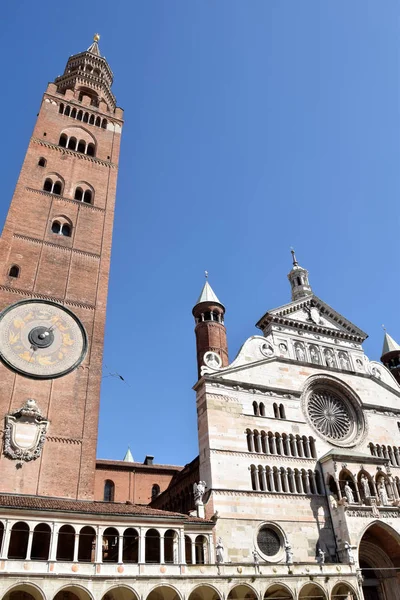 La fachada de la imponente Catedral de Cremona - Cremona - Ital — Foto de Stock