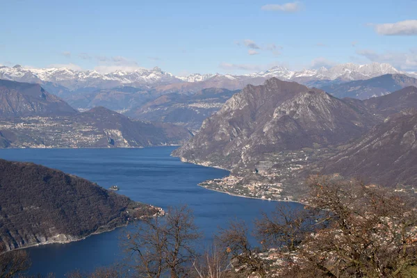 Spectaculair uitzicht op Monte Isola en Iseomeer met in de backgr — Stockfoto