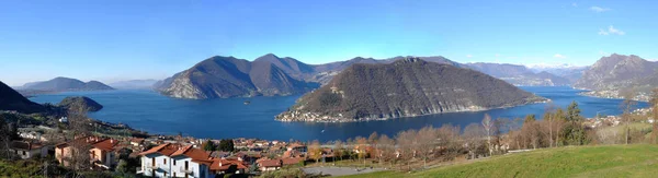 Spettacolare vista sul Monte Isola e sul Lago d'Iseo con sullo sfondo — Foto Stock