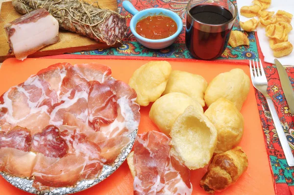在一间有意大利腊肠和油炸饺子的客栈里享用意大利面和晚餐 — 图库照片