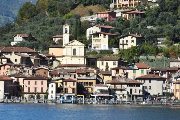 La ciudad de Peschiera a Montisola en el lago Iseo —  Fotos de Stock