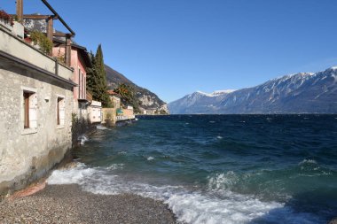 Lake Garda panoramik fırtınalı bir günde - Brescia - Lombardy - İtalya 015