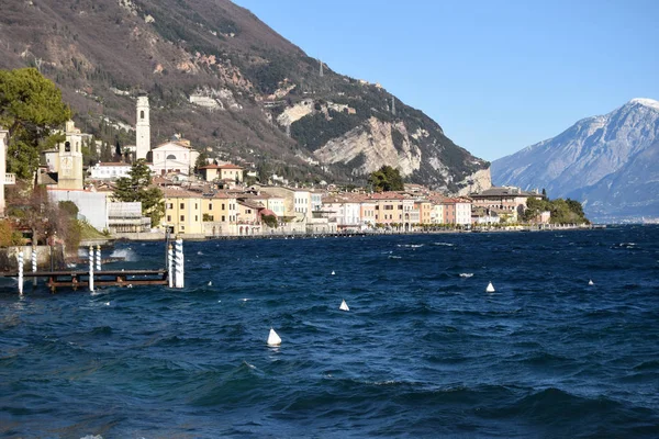 Küçük bir köy dağ ve t arasında yer alan Garda Gölü üzerinde
