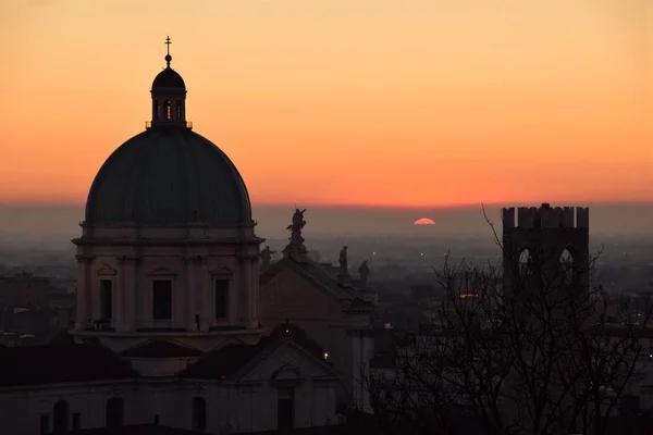 De koepel van de kathedraal van Brescia in tegenlicht bij zonsondergang - Brescia - — Stockfoto