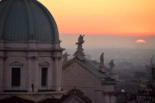 De koepel van de kathedraal van Brescia in tegenlicht bij zonsondergang - Brescia - — Stockfoto