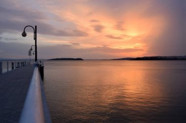 Bir patlama Lake Trasimeno Umbria - gün batımında renkler, ben