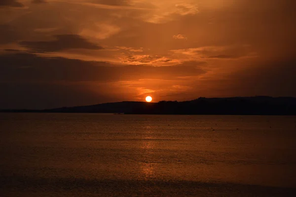 Exploze barev při západu slunce na jezero Trasimeno v Umbrii - já — Stock fotografie