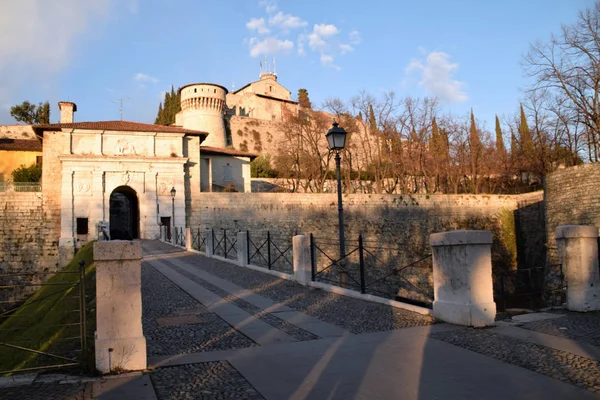 Вид на исторический замок из города Брешиа - Брешиа  - — стоковое фото