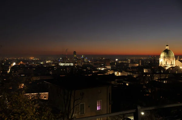 Panoramisch uitzicht over de stad Brescia met het licht van de suns — Stockfoto