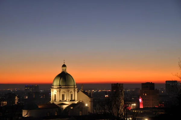 Vue panoramique de la ville de Brescia avec la lumière des soleils — Photo