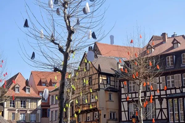 Una plaza con casas típicas de entramado de madera en la región de Alsacia — Foto de Stock