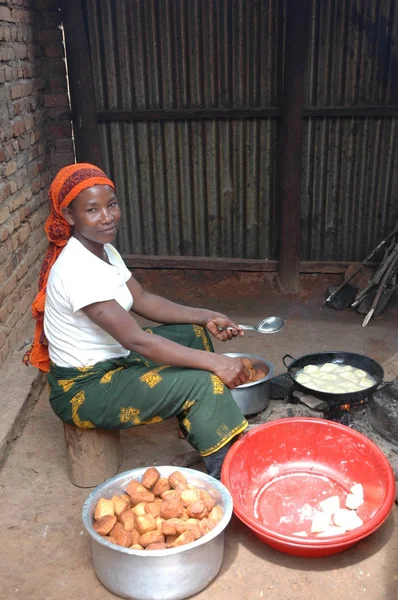 African kobieta przygotowuje smażony chleb — Zdjęcie stockowe