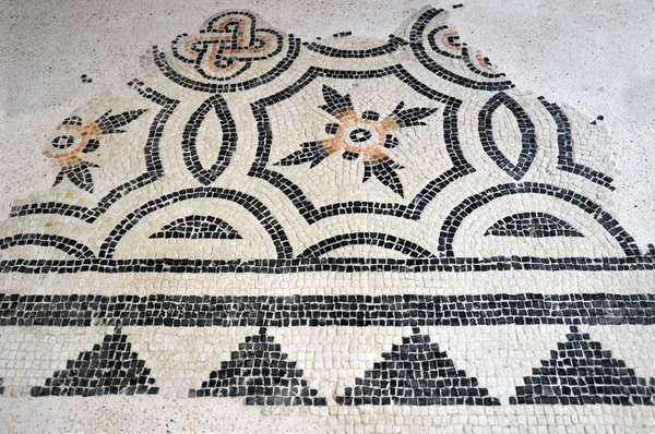 Los restos de mosaicos antiguos encontrados en Lombardía durante varios —  Fotos de Stock