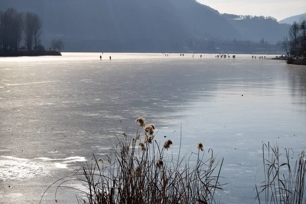 Весь озеро повністю заморожений - озеро Endine - Бергамо - Італія — стокове фото