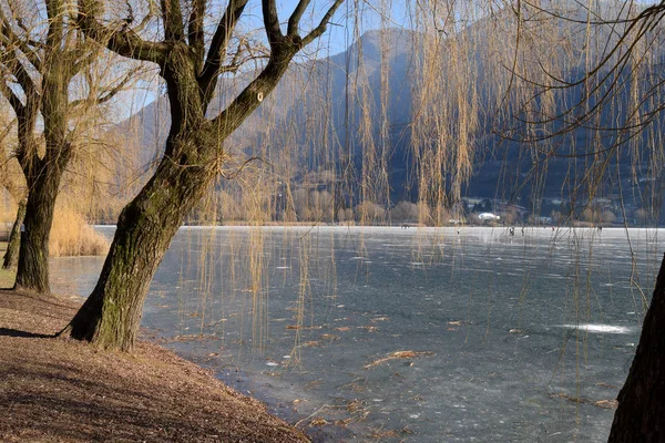 Un intero lago completamente ghiacciato - Lago di Endine - Bergamo - Italia — Foto Stock