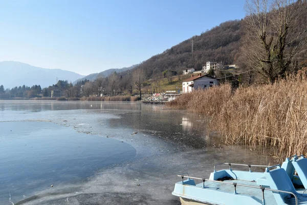 Tüm bir göl tamamen - göl Endine - Bergamo - İtalya donmuş. — Stok fotoğraf