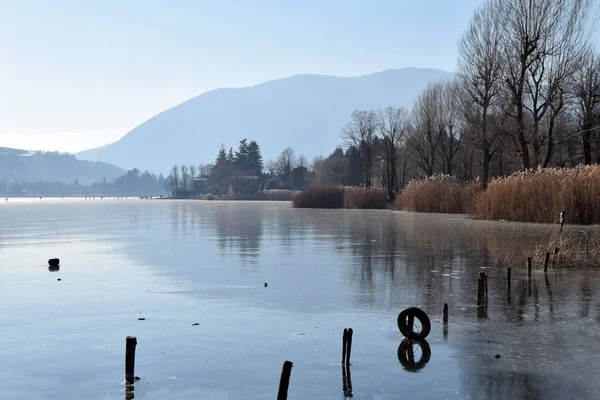 Весь озеро повністю заморожений - озеро Endine - Бергамо - Італія — стокове фото