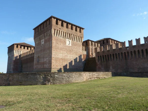 Hrady a zámky z Itálie - středověký hrad Soncino - Cremona - to — Stock fotografie
