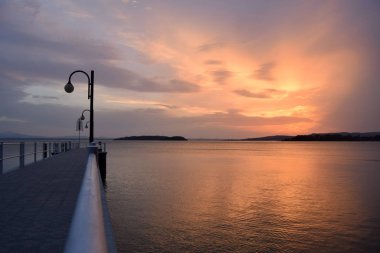 Bir patlama Lake Trasimeno Umbria - gün batımında renkler, ben