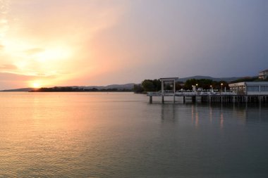Bir patlama Lake Trasimeno Umbria - gün batımında renkler, ben