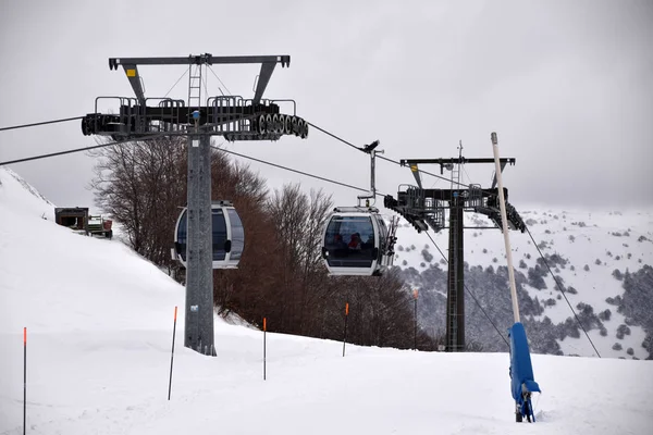 After a nice day of snow in the mountains the descent by gondola — Stock Photo, Image