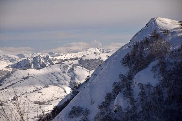 Las altas montañas de Abruzos llenos de nieve 002 —  Fotos de Stock
