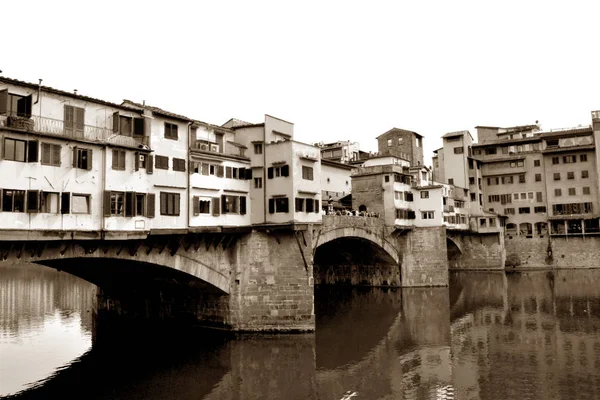 Image ancienne de la rivière Arno et du Ponte Vecchio à Florenc — Photo