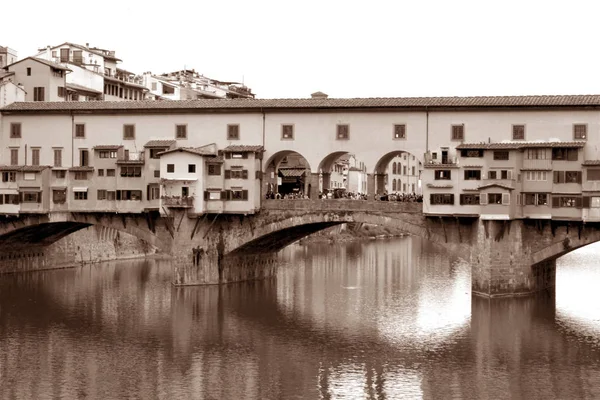 Ancient image of the Arno River and the Ponte Vecchio in Florenc — Stock Photo, Image