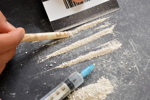 Un drogadicto dividiendo dosis de drogas — Foto de Stock