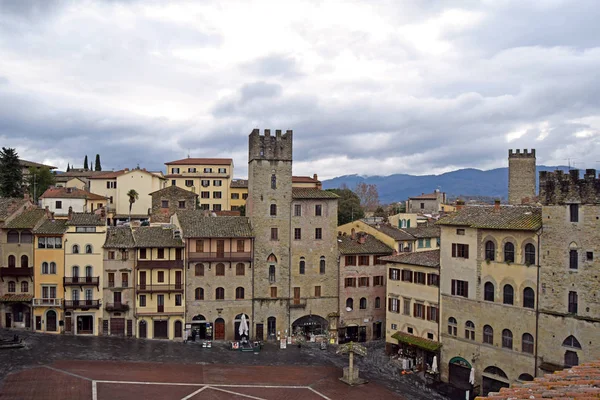 Starożytnych budynków otaczających duży plac Arezzo – Toskania — Zdjęcie stockowe