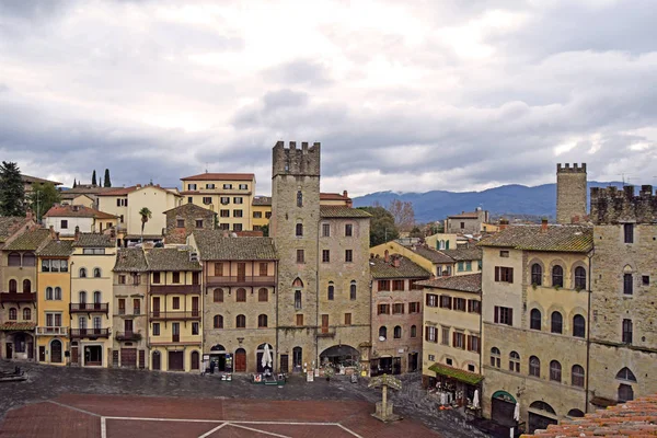 Arezzo - Tuscany büyük Meydanı çevreleyen antik yapıların — Stok fotoğraf