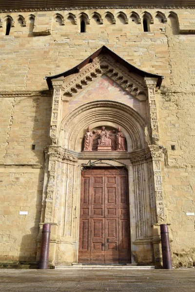 Dettaglio del portale della Cattedrale dei Santi Pietro e Donato — Foto Stock