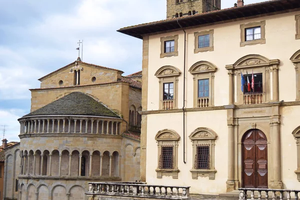 Staré Historické Budovy Výhledem Velké Náměstí Arezzo Toskánsko Itálie — Stock fotografie