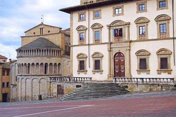 Gli antichi palazzi affacciati sulla Piazza Grande di Arezzo - Tusca — Foto Stock