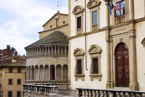 Gli antichi palazzi affacciati sulla Piazza Grande di Arezzo - Tusca — Foto Stock