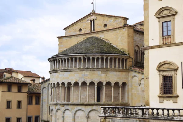 Gli antichi palazzi affacciati sulla Piazza Grande di Arezzo - Tusca — Foto Stock